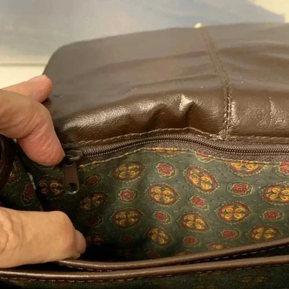 X.O chocolate brown 100% leather Crossbody, silver coloured  hardware - Picture 6 of 9